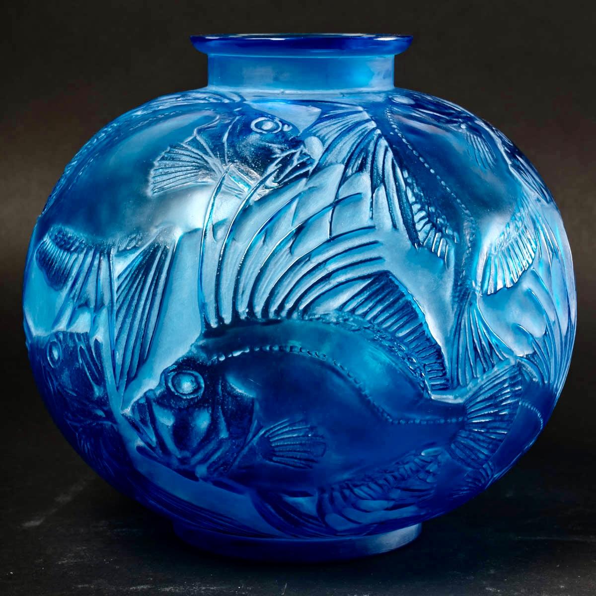 1921 Ren Lalique Poissons-Vase aus elektrisch blauem Glas mit weißer Patina, Fische 2