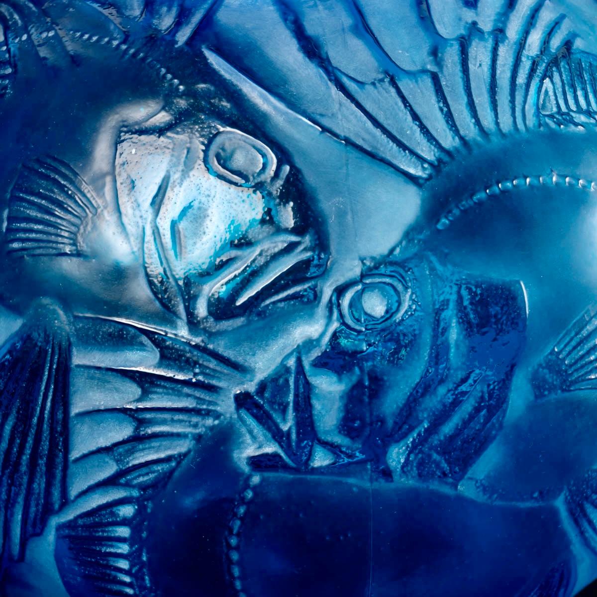 1921 Ren Lalique Poissons-Vase aus elektrisch blauem Glas mit weißer Patina, Fische 3