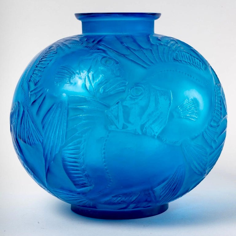 Vase Poissons de Ren Lalique en verre bleu électrique avec patine blanche,  poissons, 1921 sur 1stDibs | vase bleu electrique