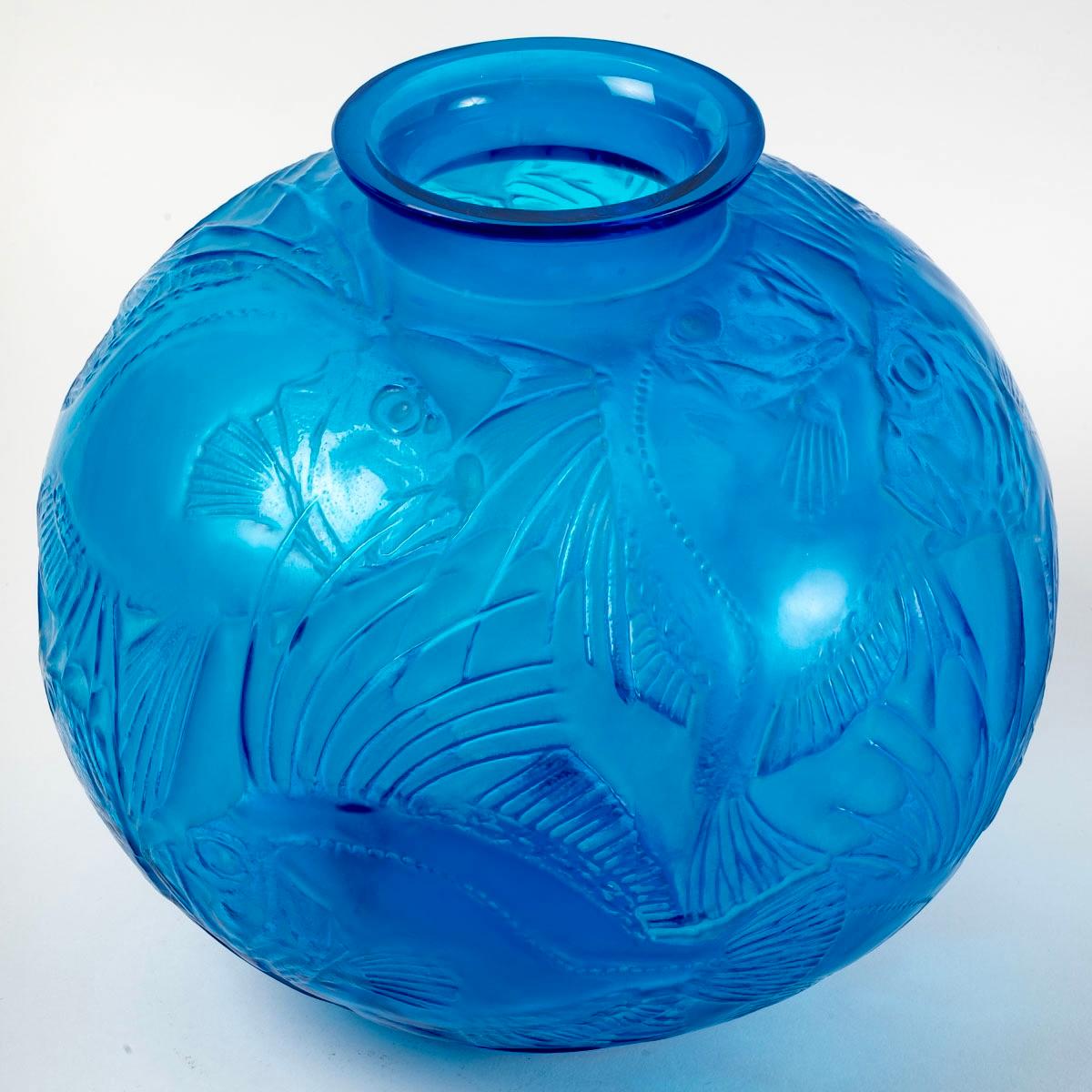 1921 Ren Lalique Poissons-Vase aus elektrisch blauem Glas mit weißer Patina, Fische (Art déco)
