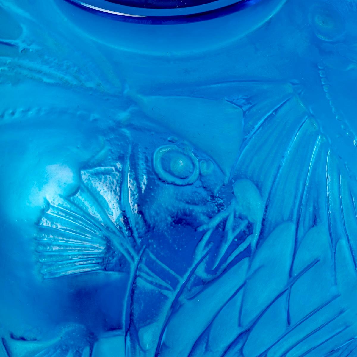 1921 Ren Lalique Poissons-Vase aus elektrisch blauem Glas mit weißer Patina, Fische (Geformt)