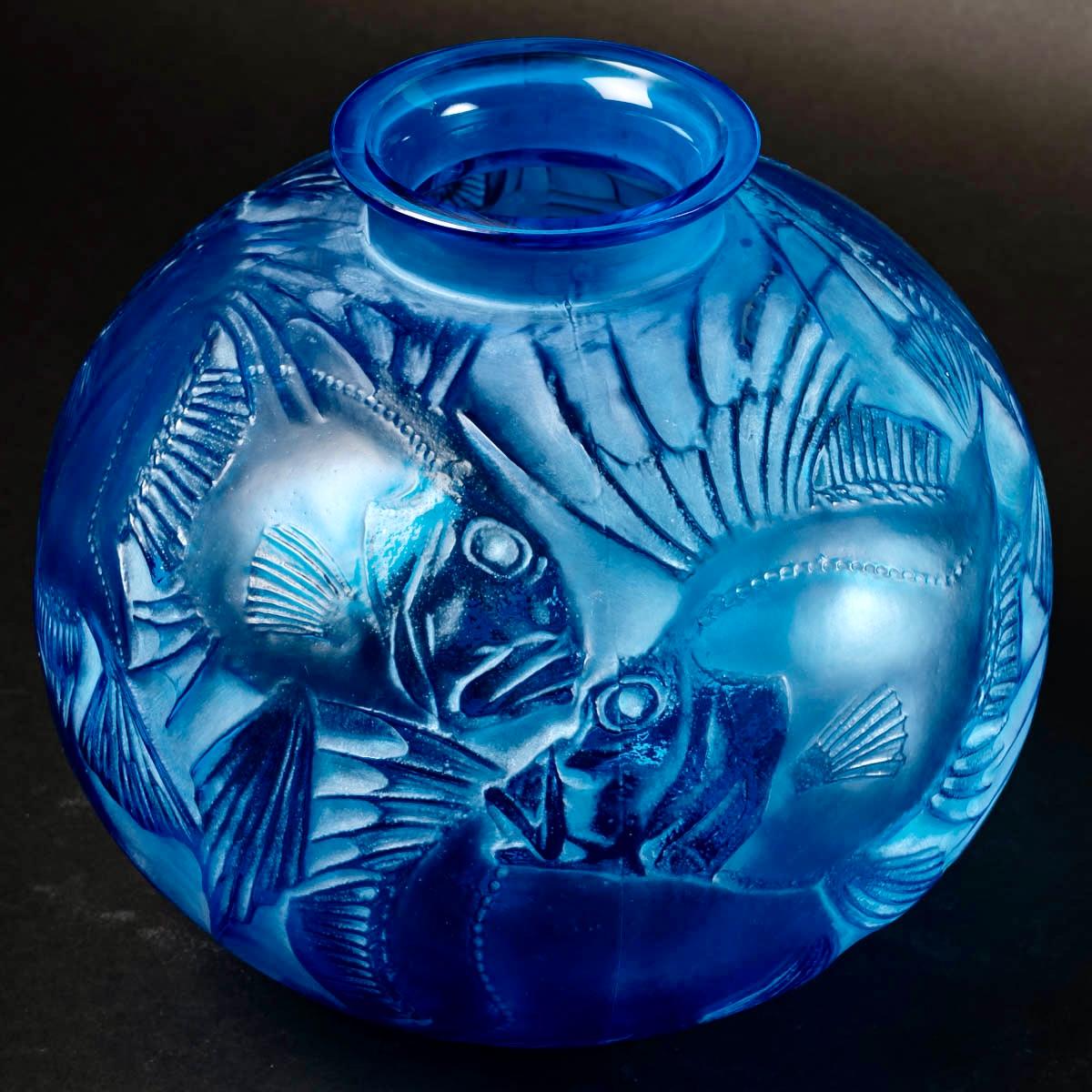 1921 Ren Lalique Poissons-Vase aus elektrisch blauem Glas mit weißer Patina, Fische 1