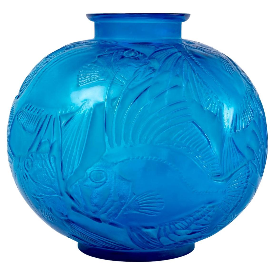 1921 Ren Lalique Poissons-Vase aus elektrisch blauem Glas mit weißer Patina, Fische