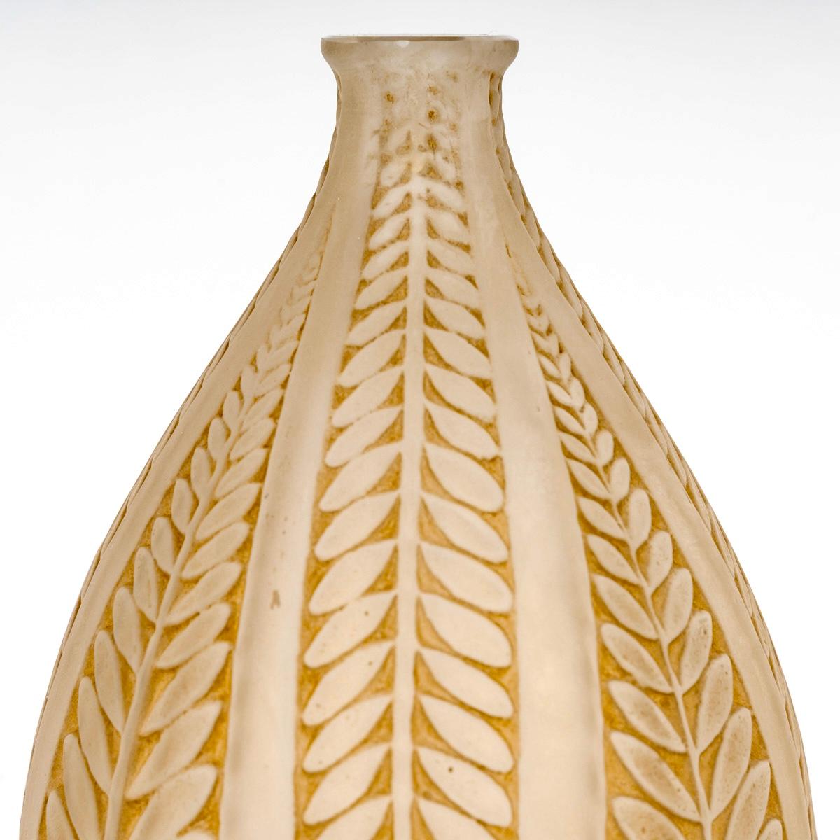 1921 René Lalique Vase Akazienglas mit Sepia-Patina (Art déco) im Angebot