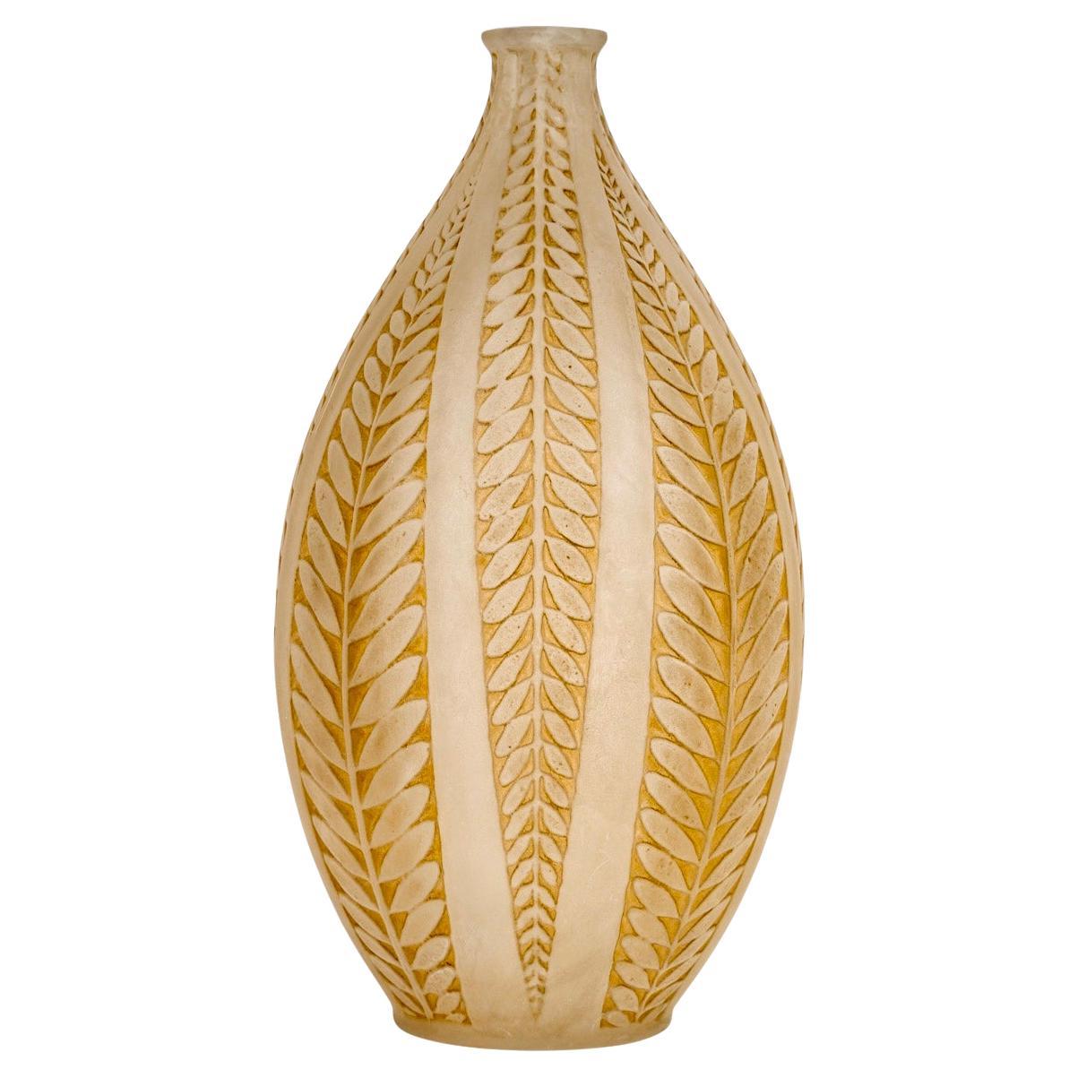 1921 René Lalique Vaso in vetro d'acacia con patina seppia