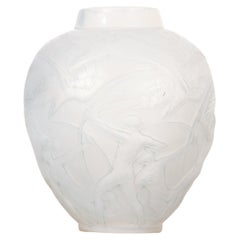 1921 Rene Lalique Vase Archer Verre transparent avec patine opaline
