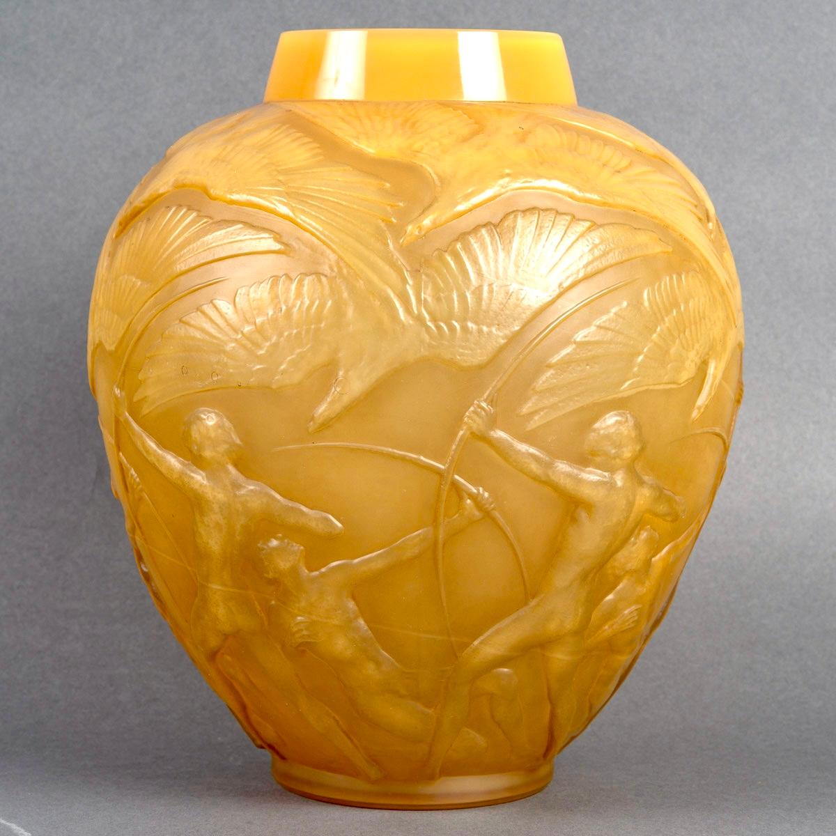 Art Deco 1921 René Lalique - Vase Archers Cased Butterscotch Glass With Sepia Patina