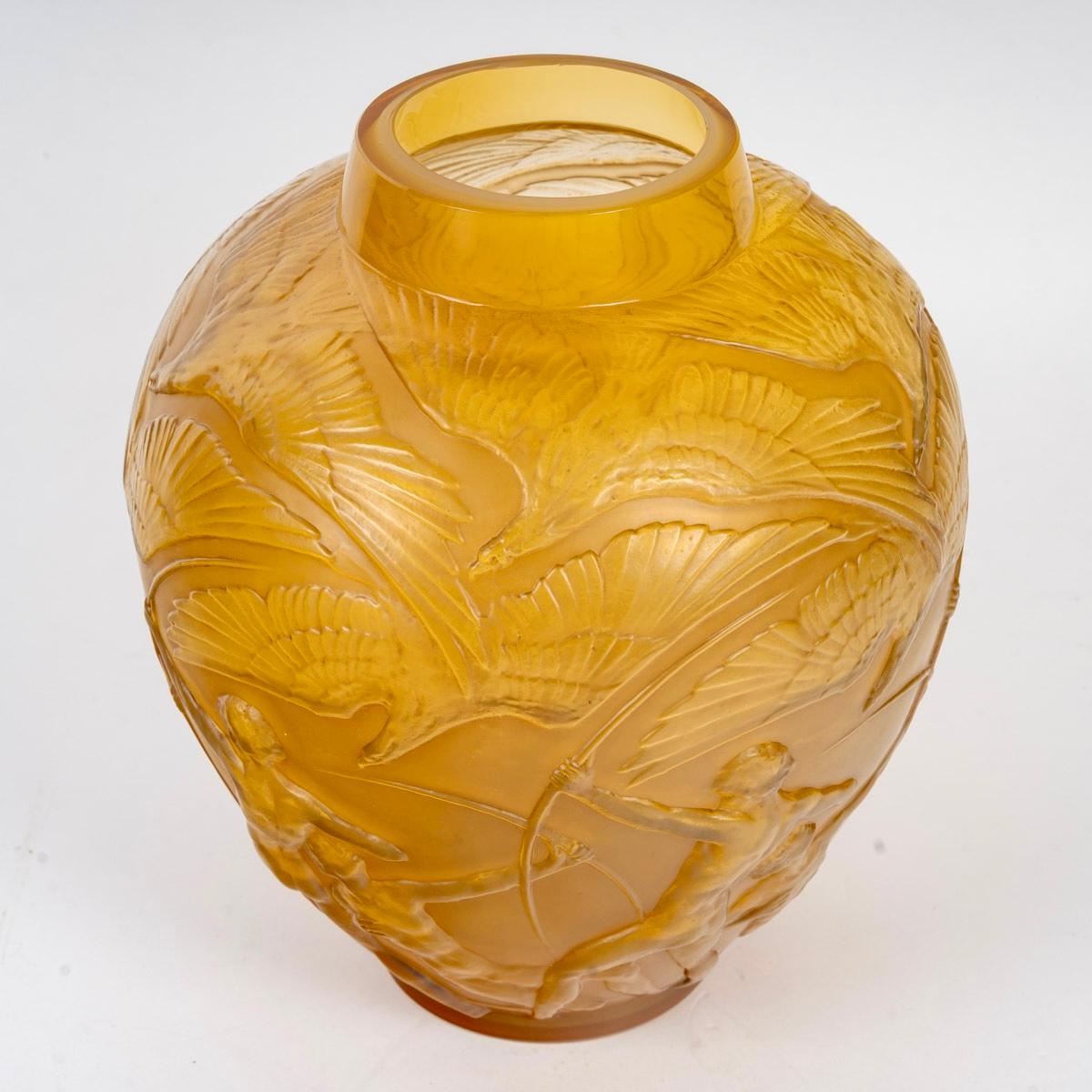 Art Deco 1921 René Lalique - Vase Archers Cased Butterscotch Glass With Sepia Patina For Sale