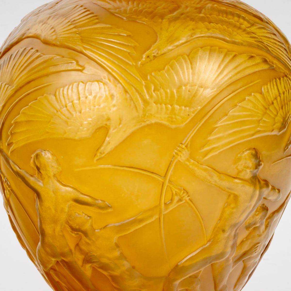 French 1921 René Lalique - Vase Archers Cased Butterscotch Glass With Sepia Patina For Sale