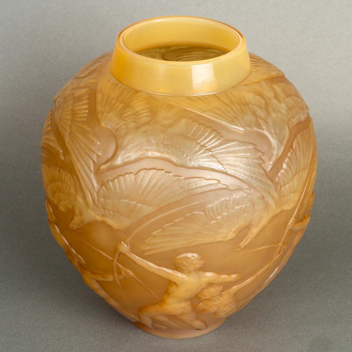 Molded 1921 René Lalique - Vase Archers Cased Butterscotch Glass With Sepia Patina For Sale