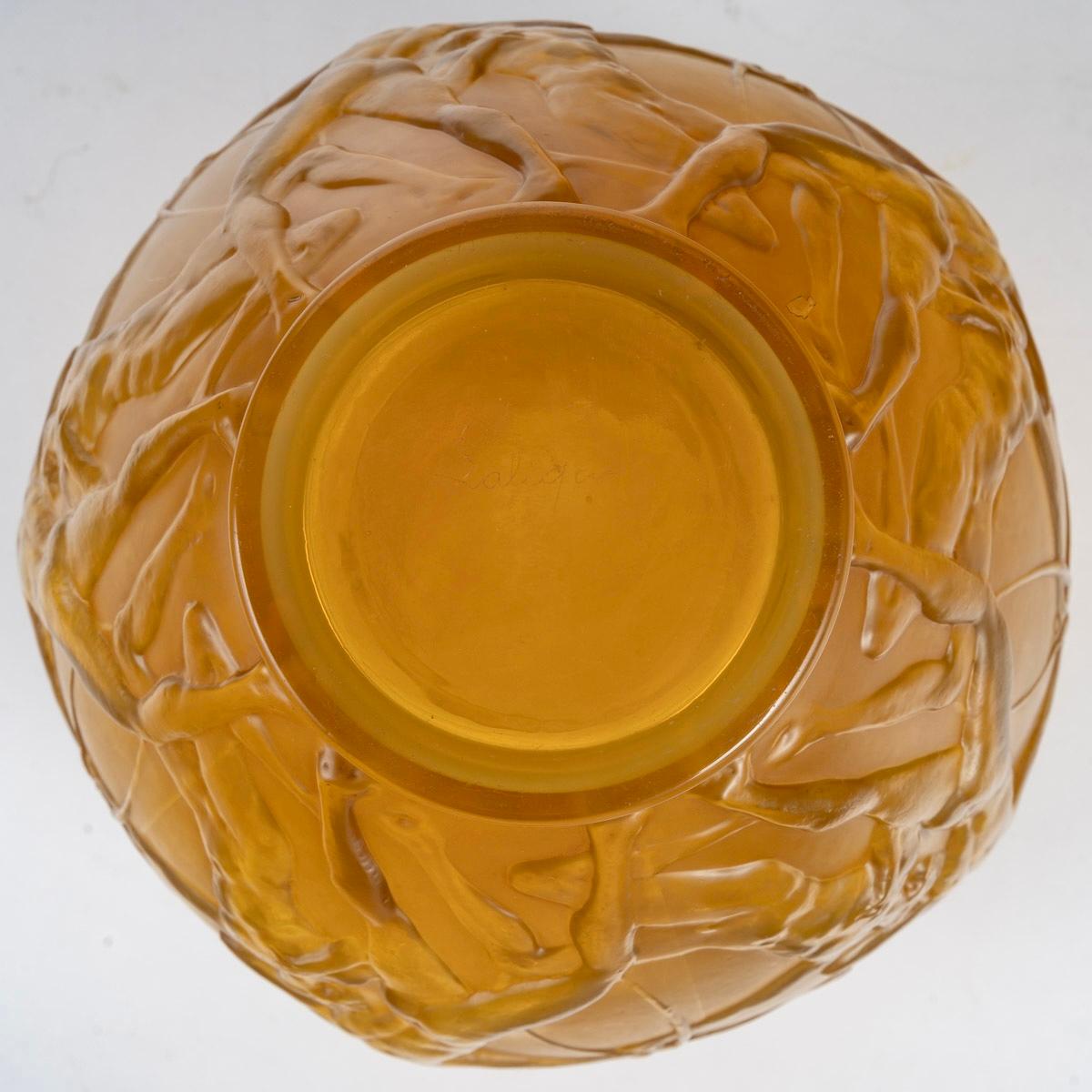 1921 René Lalique - Vase Archers Cased Butterscotch Glass With Sepia Patina In Good Condition For Sale In Boulogne Billancourt, FR
