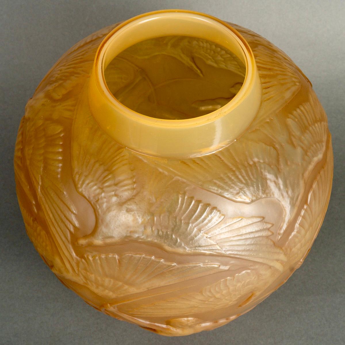 1921 René Lalique - Vase Archers Cased Butterscotch Glass With Sepia Patina In Good Condition For Sale In Boulogne Billancourt, FR