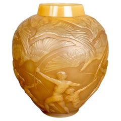 1921 René Lalique - Vaso Archers in vetro Butterscotch con patina seppia