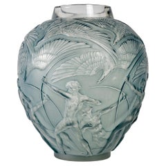 1921 René Lalique Vase Archers en verre dépoli à patine bleue