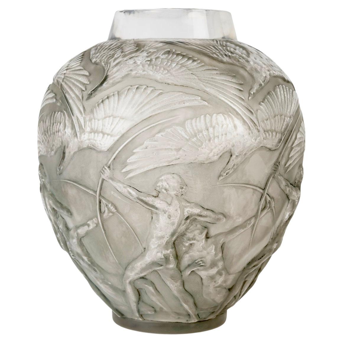 1921 René Lalique - Jarrón Arqueros De Cristal Con Pátina Gris en venta