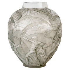 1921 René Lalique - Jarrón Arqueros De Cristal Con Pátina Gris