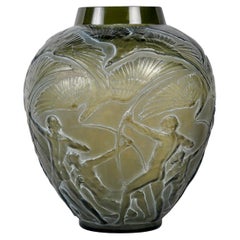 1921 Jarrón René Lalique Arqueros Gris Topacio Vidrio ahumado Pátina blanca