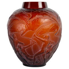 1921 Rene Lalique Vase Archer Verre ambre rouge avec patine blanche