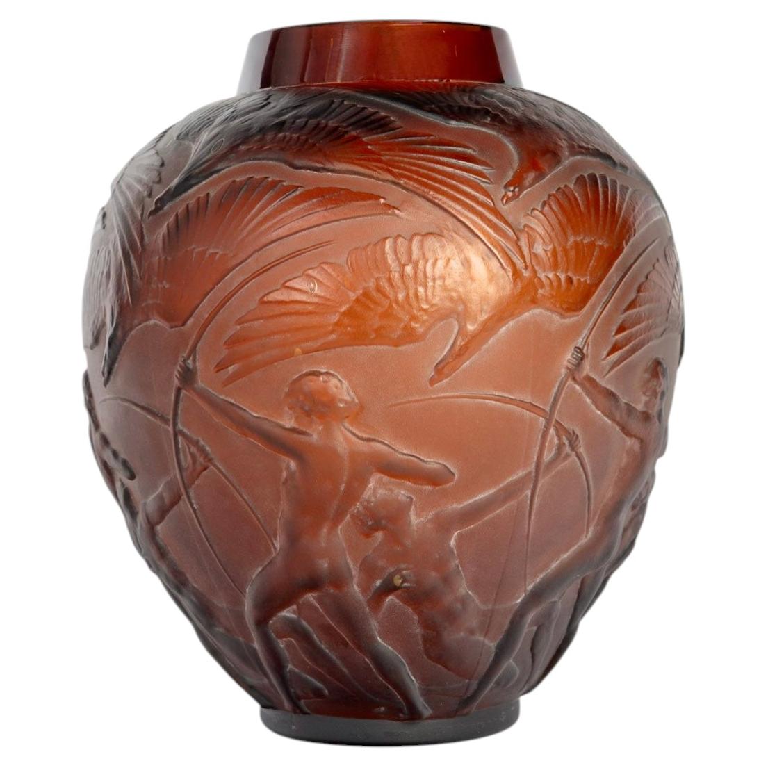1921 René Lalique - Vase Archers Red Amber Glass With White Patina For Sale