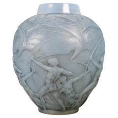1921 Rene Lalique Vase Archer Vase triple caisson Verre opalescent Patine grise