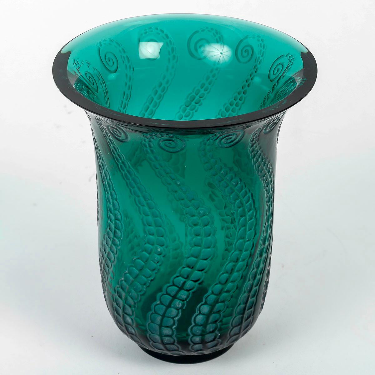 Art Deco 1921 Rene Lalique Vase Meduse Emerald Green Glass with White Patina For Sale