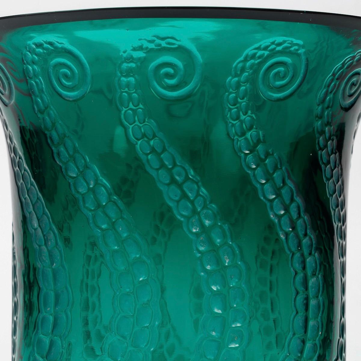 Français 1921 Greene & Greene Greene Lalique Vase Meduse Verre Vert Emeraude avec Patina Blanche en vente