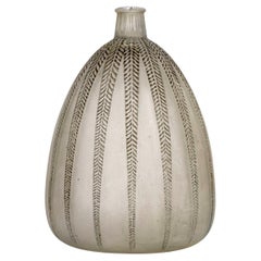 1921 René Lalique Vase en verre mimosa à patine grise, feuilles