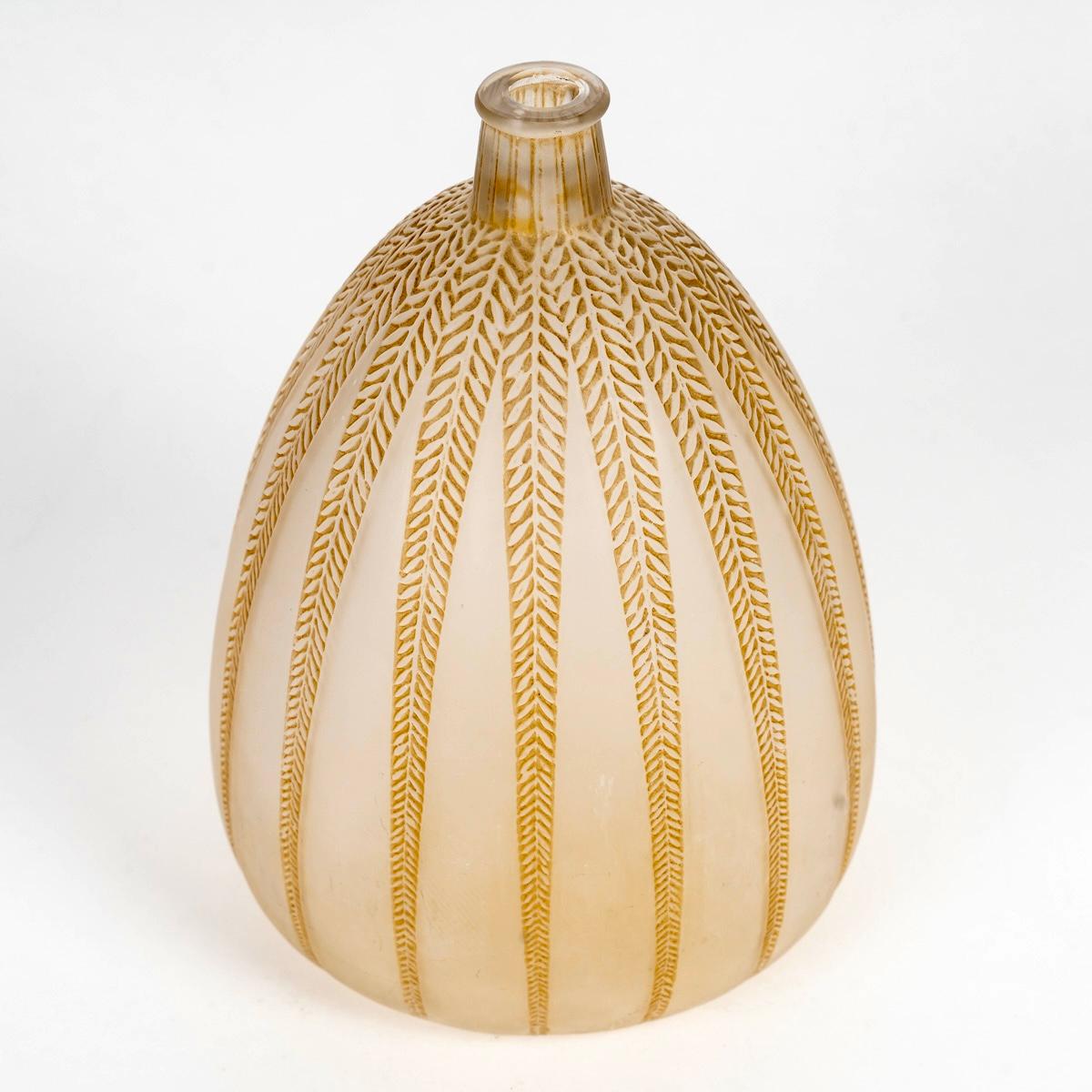 Art Déco 1921 René Lalique Vaso in vetro Mimosa con patina seppia in vendita