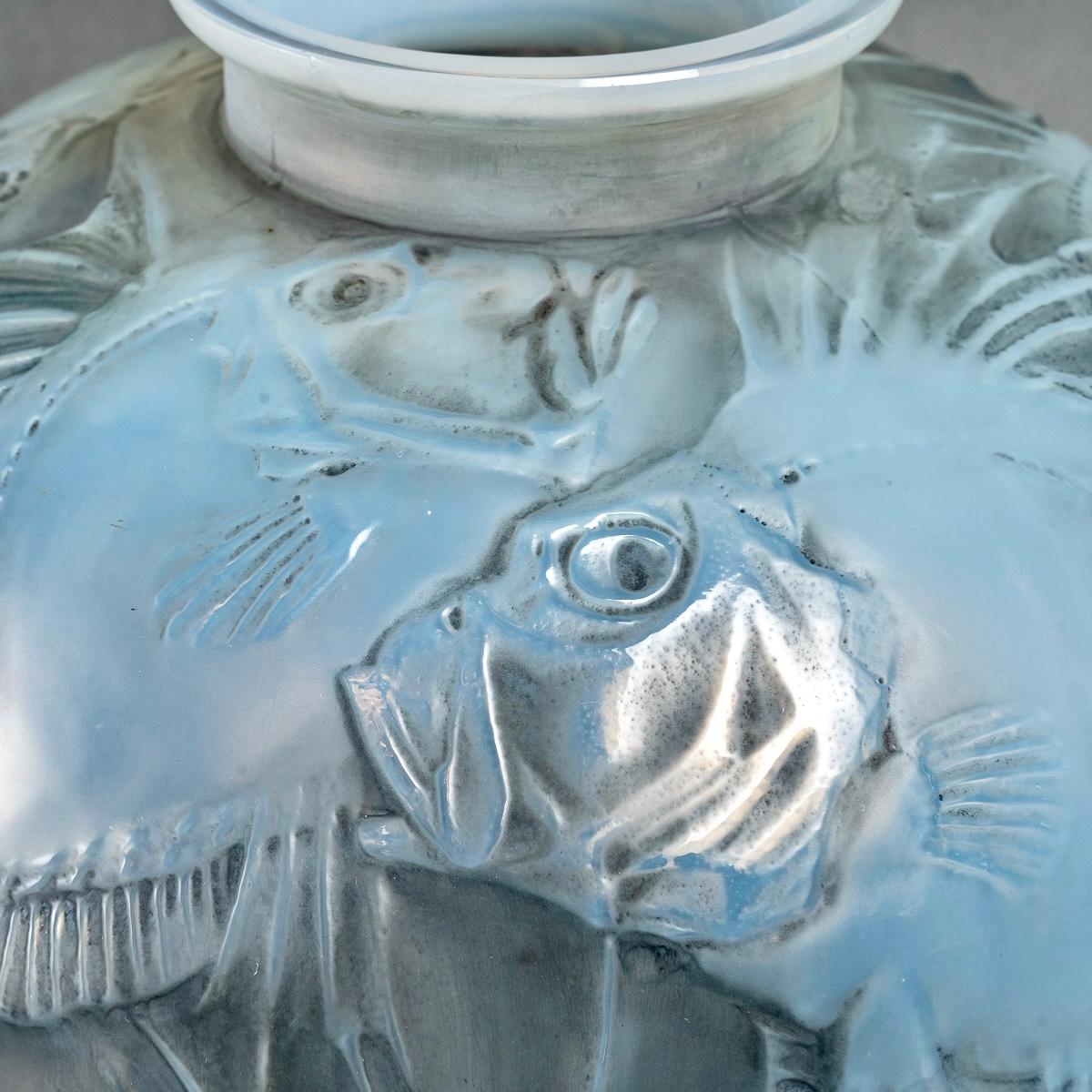 Art Deco 1921 René Lalique, Vase Poissons Cased Opalescent Glass Grey Patina, Fishes