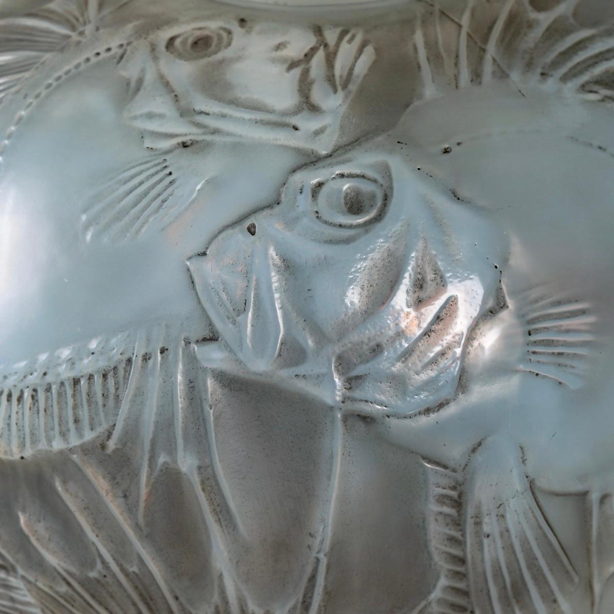 Art Deco 1921 René Lalique, Vase Poissons Cased Opalescent Glass Grey Patina, Fishes