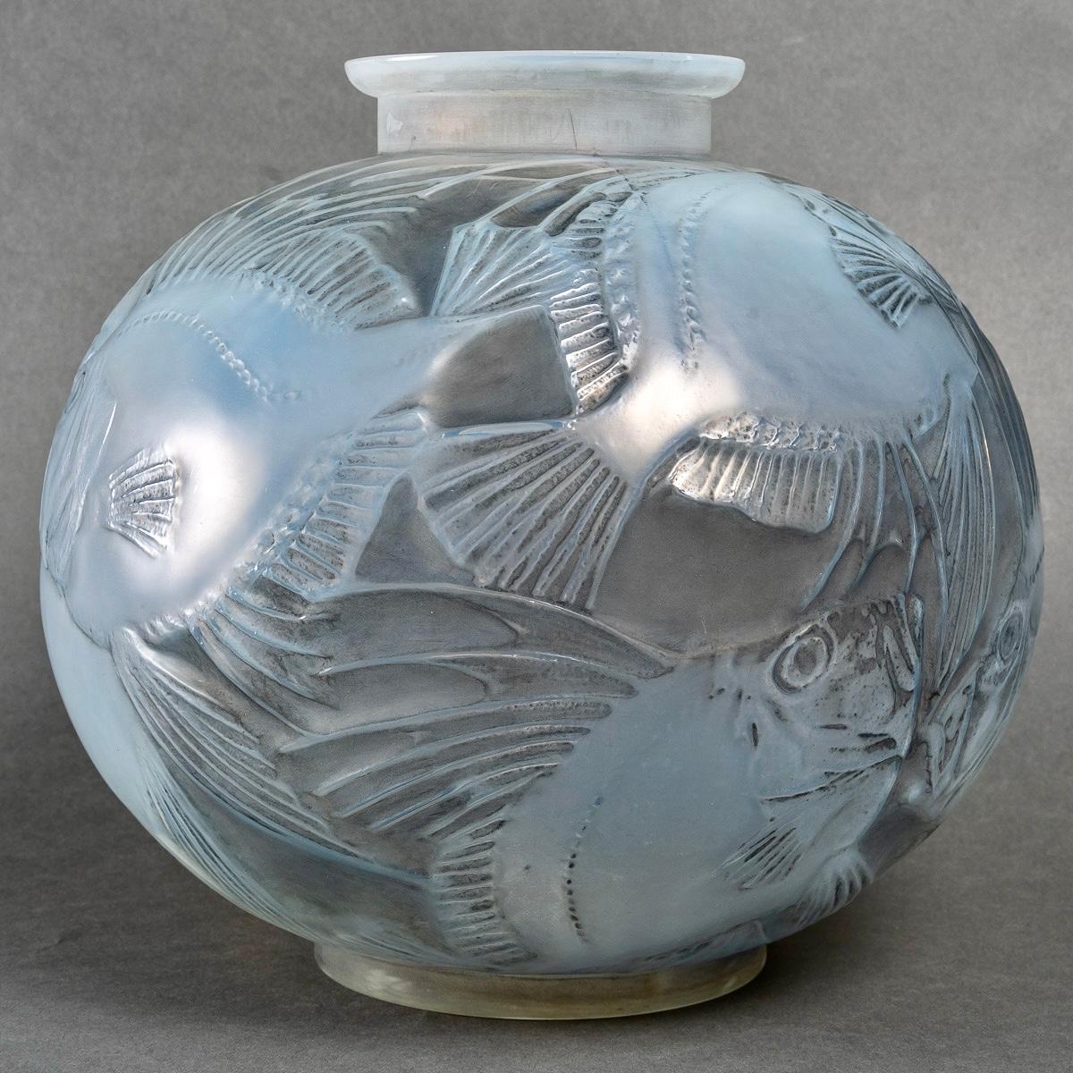 French 1921 René Lalique, Vase Poissons Cased Opalescent Glass Grey Patina, Fishes