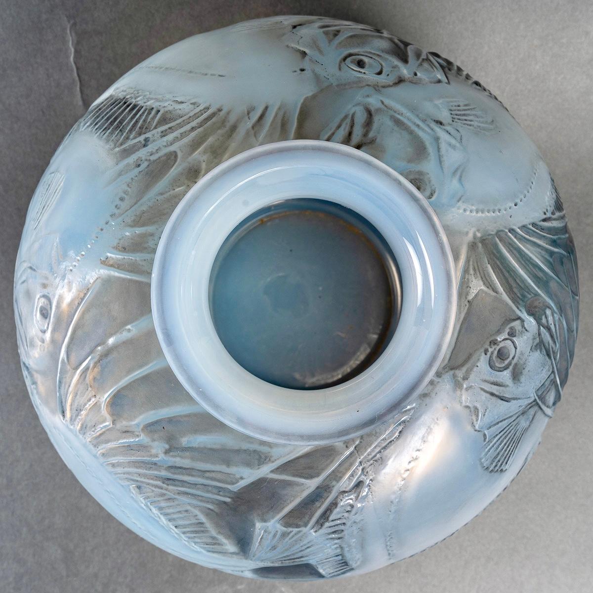 Molded 1921 René Lalique, Vase Poissons Cased Opalescent Glass Grey Patina, Fishes
