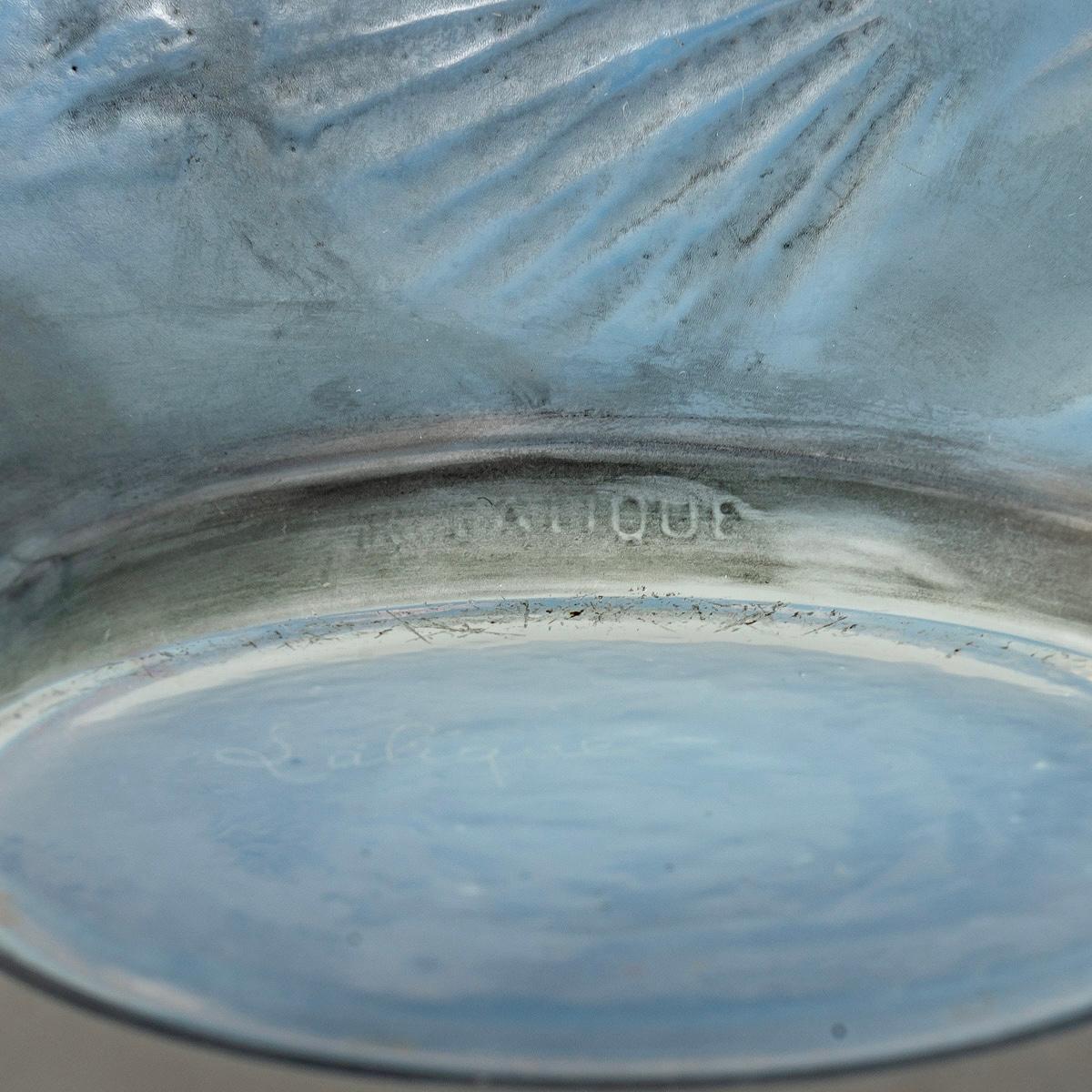 1921 René Lalique, Vase Poissons Cased Opalescent Glass Grey Patina, Fishes In Good Condition In Boulogne Billancourt, FR