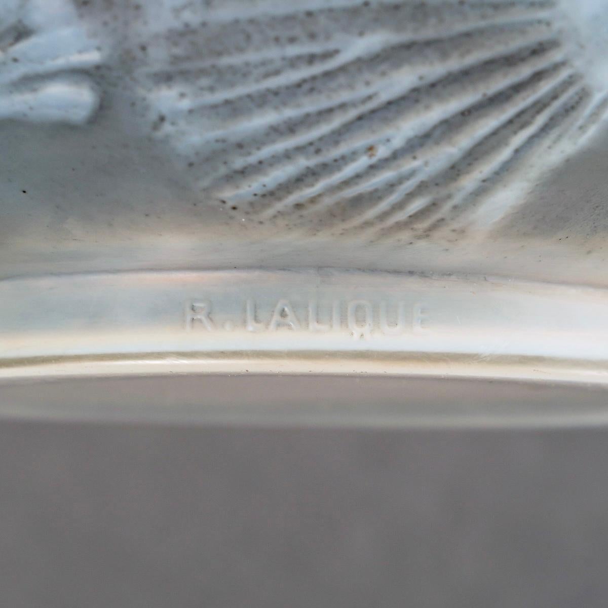 1921 René Lalique, Vase Poissons Cased Opalescent Glass Grey Patina, Fishes In Good Condition In Boulogne Billancourt, FR