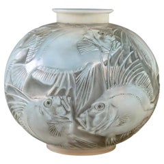 1921 René Lalique, Vase Poissons Cased Opalescent Glass Grey Patina, Fishes