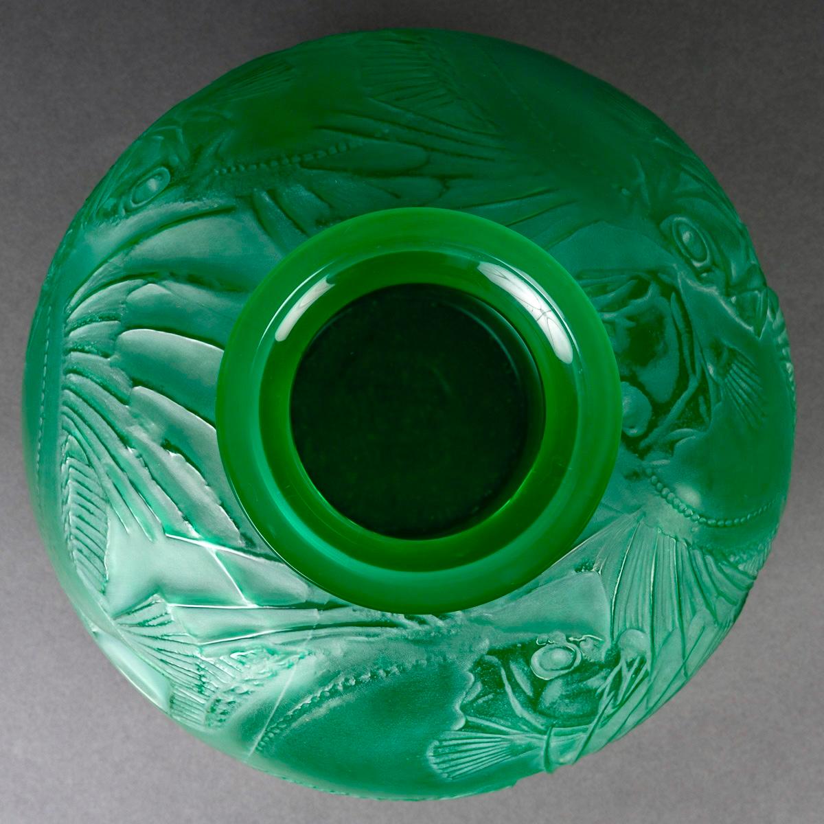 Art déco 1921 René Lalique Vase Poissons Verre vert émeraude avec poissons en patine blanche