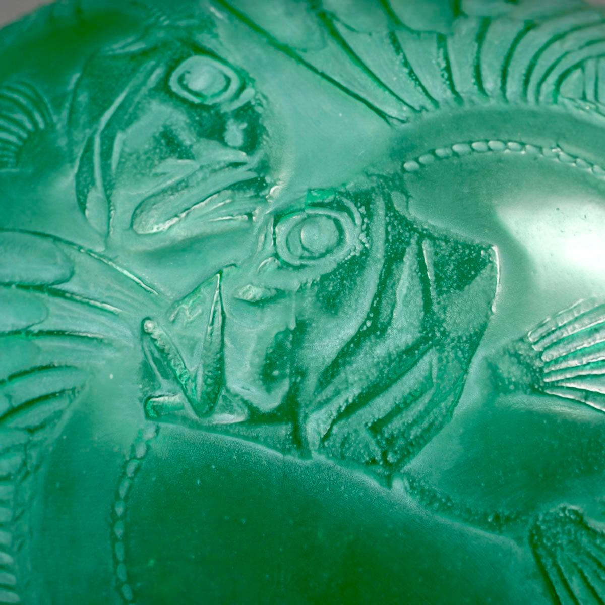 Français 1921 René Lalique Vase Poissons Verre vert émeraude avec poissons en patine blanche