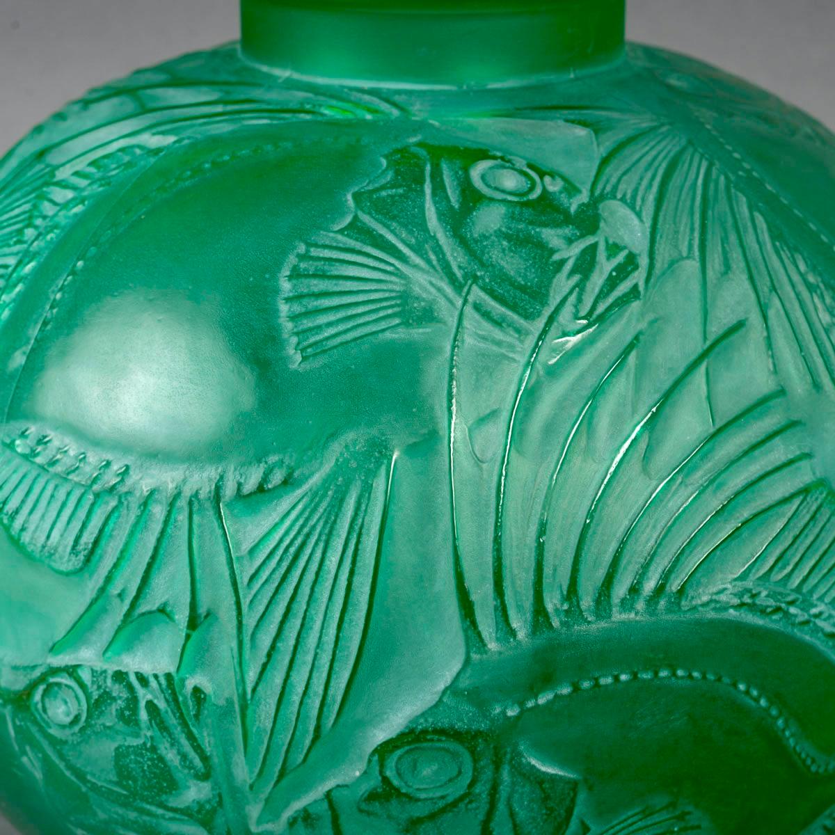 Moulé 1921 René Lalique Vase Poissons Verre vert émeraude avec poissons en patine blanche