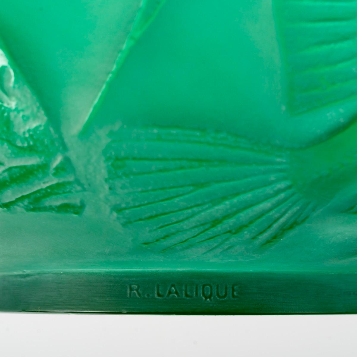 1921 René Lalique Vase Poissons Verre vert émeraude avec poissons en patine blanche Bon état à Boulogne Billancourt, FR