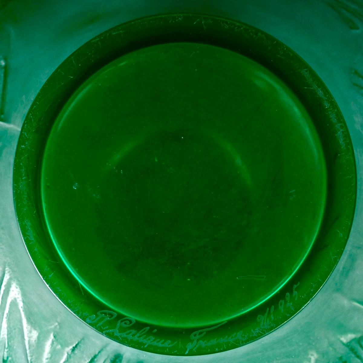 Début du 20ème siècle 1921 René Lalique Vase Poissons Verre vert émeraude avec poissons en patine blanche