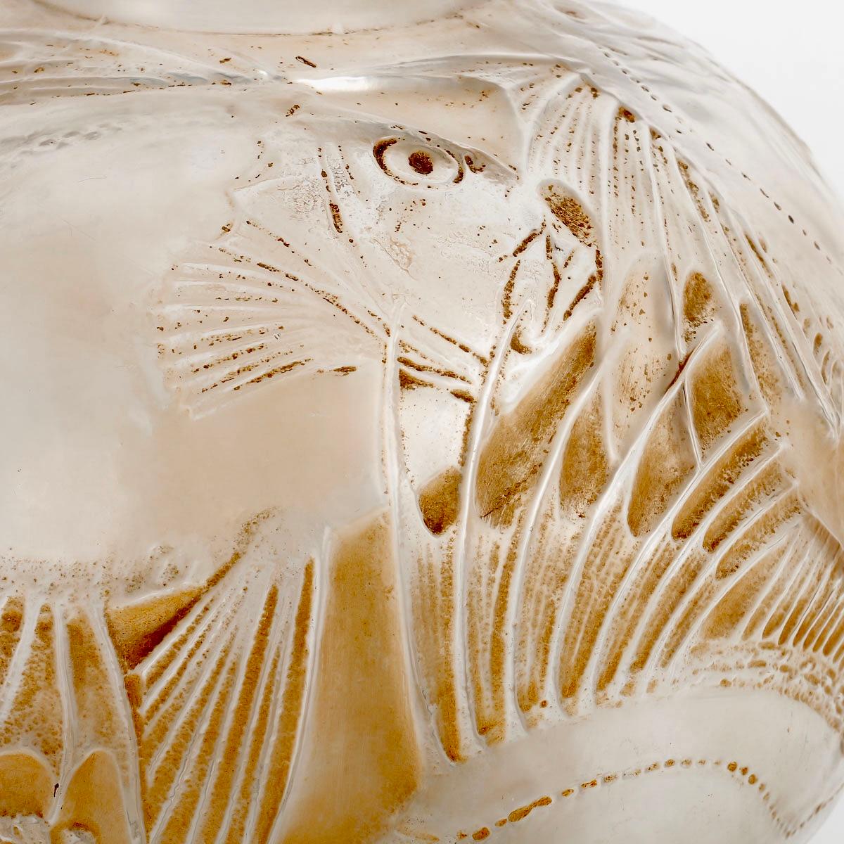 1921 René Lalique Vase Poissons Frosted Glass Sepia Patina, Fishes In Good Condition In Boulogne Billancourt, FR