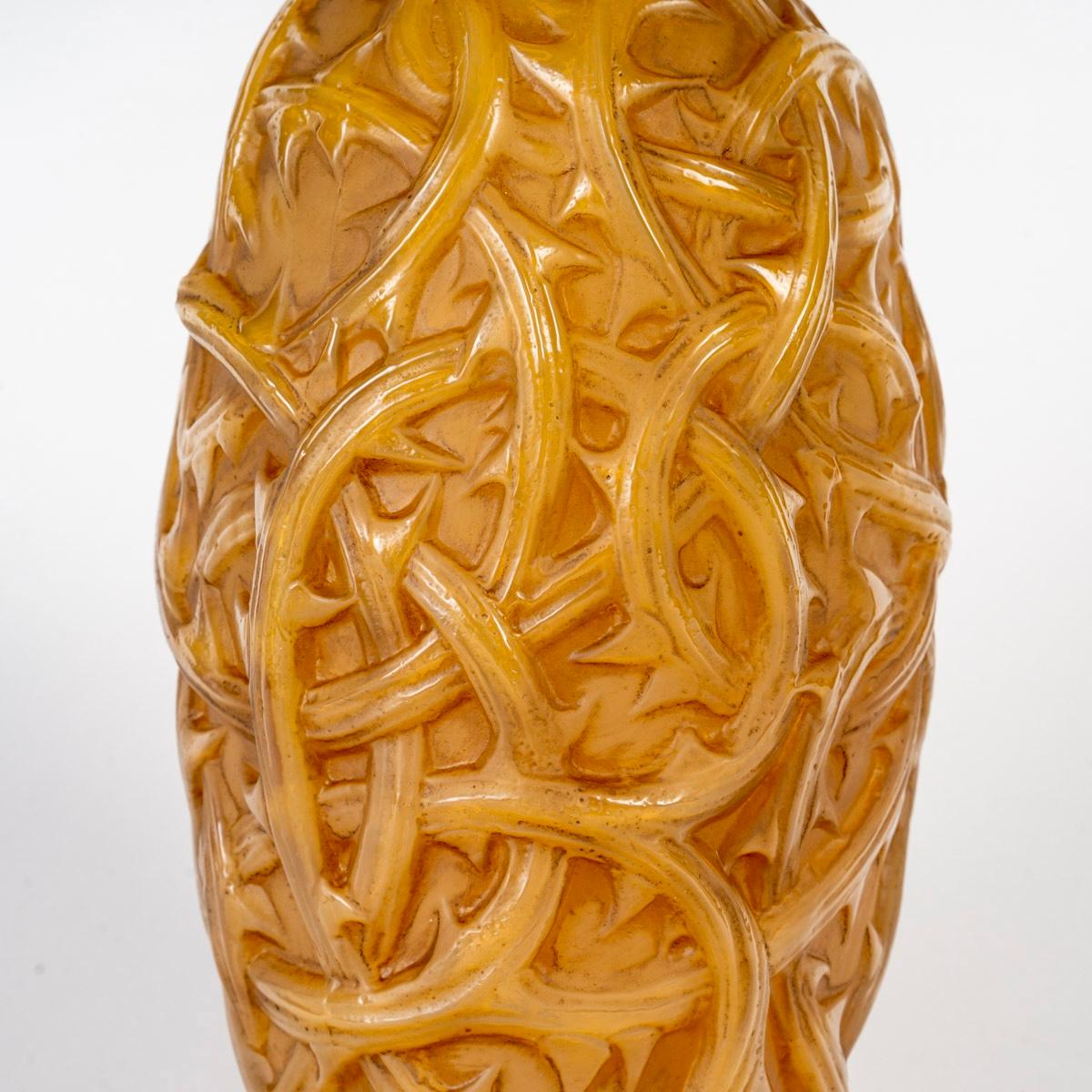Français 1921 René Lalique Vase Ronces Jaune caramel Verre opalescent Patine sépia en vente