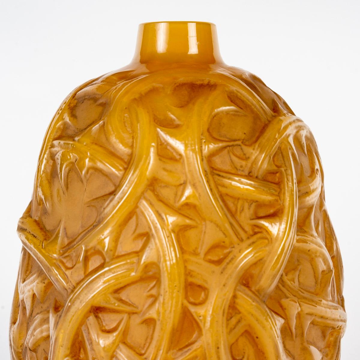 Moulé 1921 René Lalique Vase Ronces Jaune caramel Verre opalescent Patine sépia en vente
