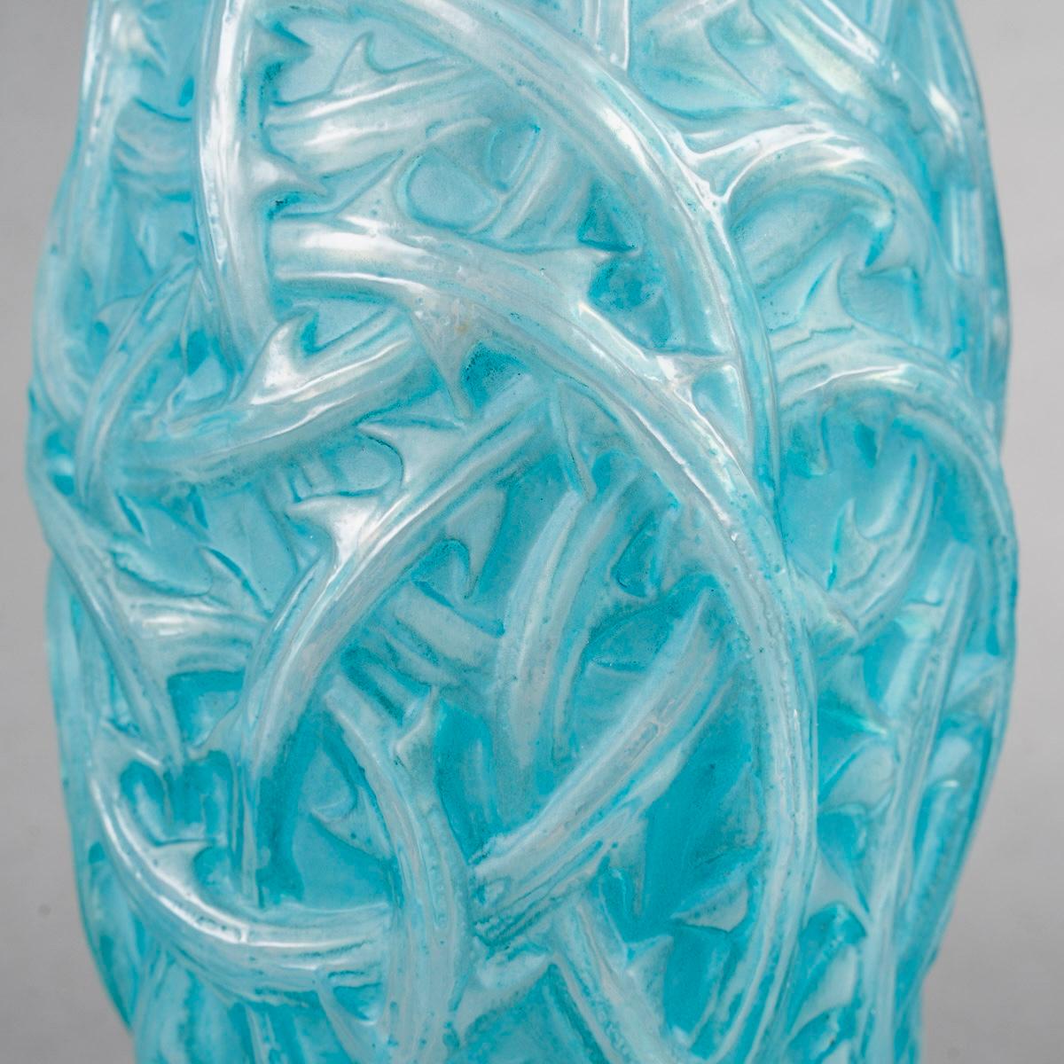 Francese 1921 René Lalique - Vaso Ronces in vetro opalescente incamiciato con patina blu in vendita