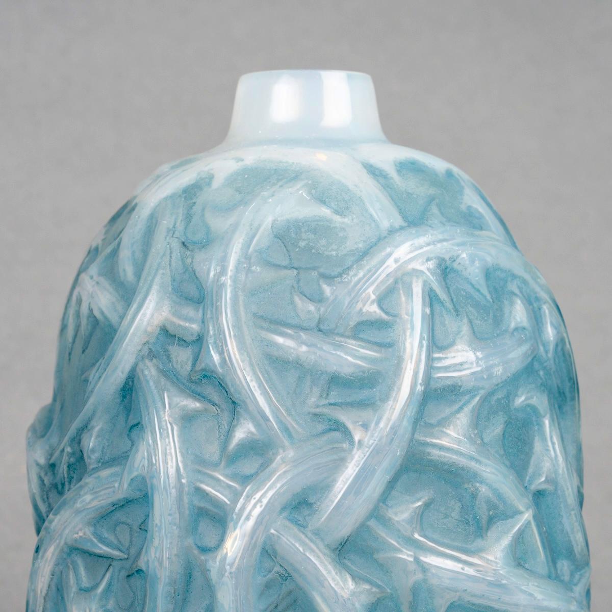 Francese 1921 René Lalique - Vaso Ronces in vetro opalescente incamiciato con patina blu in vendita