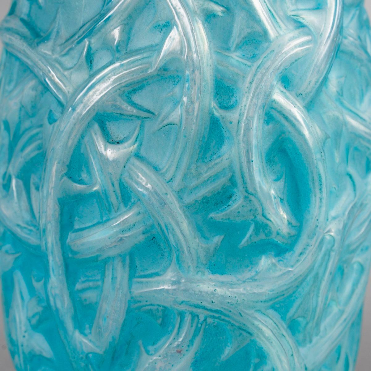 Stampato 1921 René Lalique - Vaso Ronces in vetro opalescente incamiciato con patina blu in vendita