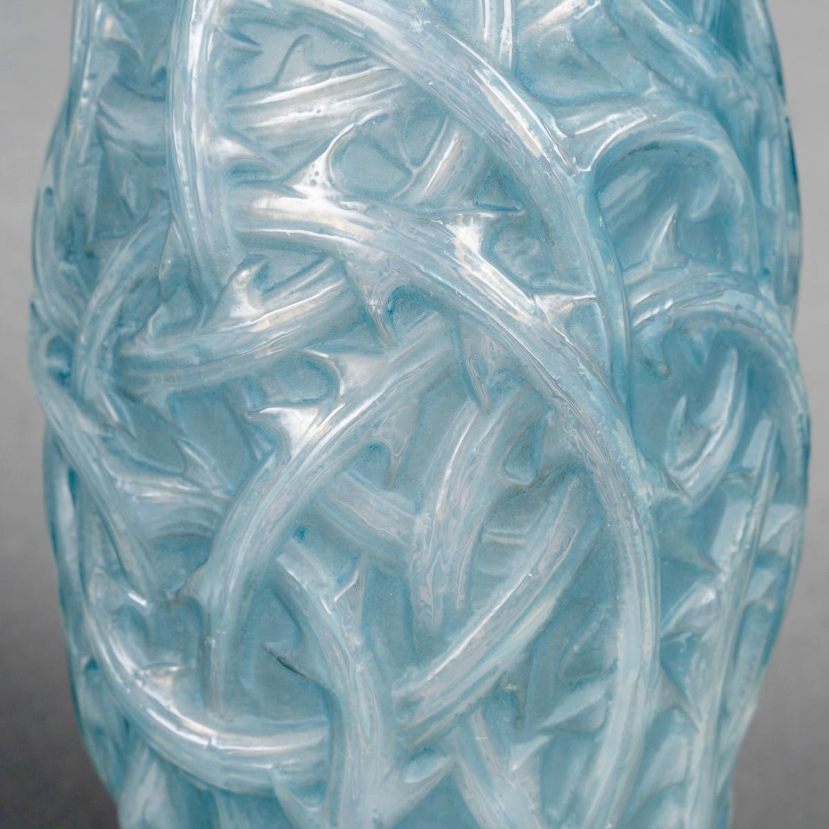 Stampato 1921 René Lalique - Vaso Ronces in vetro opalescente incamiciato con patina blu in vendita