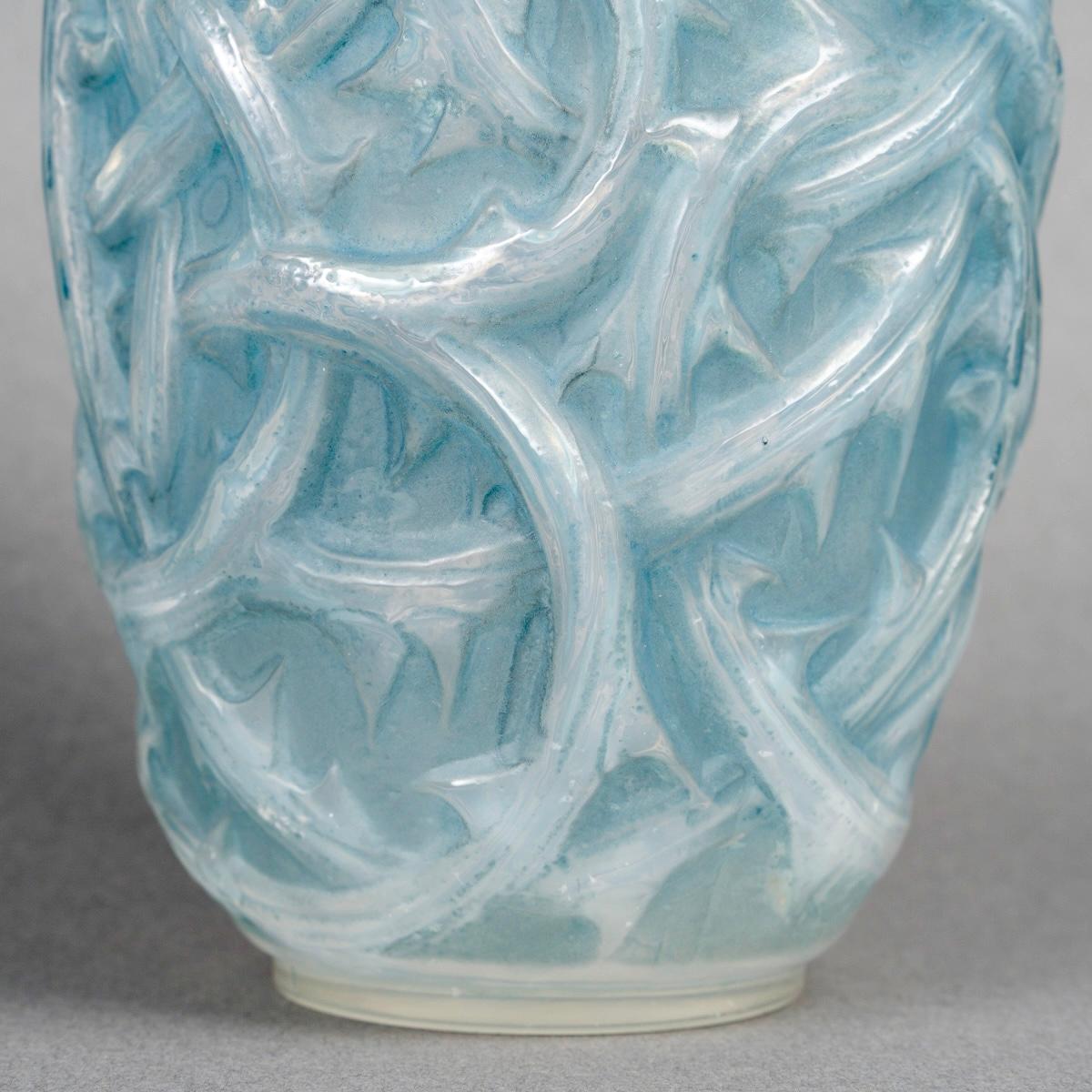 1921 René Lalique - Vaso Ronces in vetro opalescente incamiciato con patina blu In condizioni buone in vendita a Boulogne Billancourt, FR
