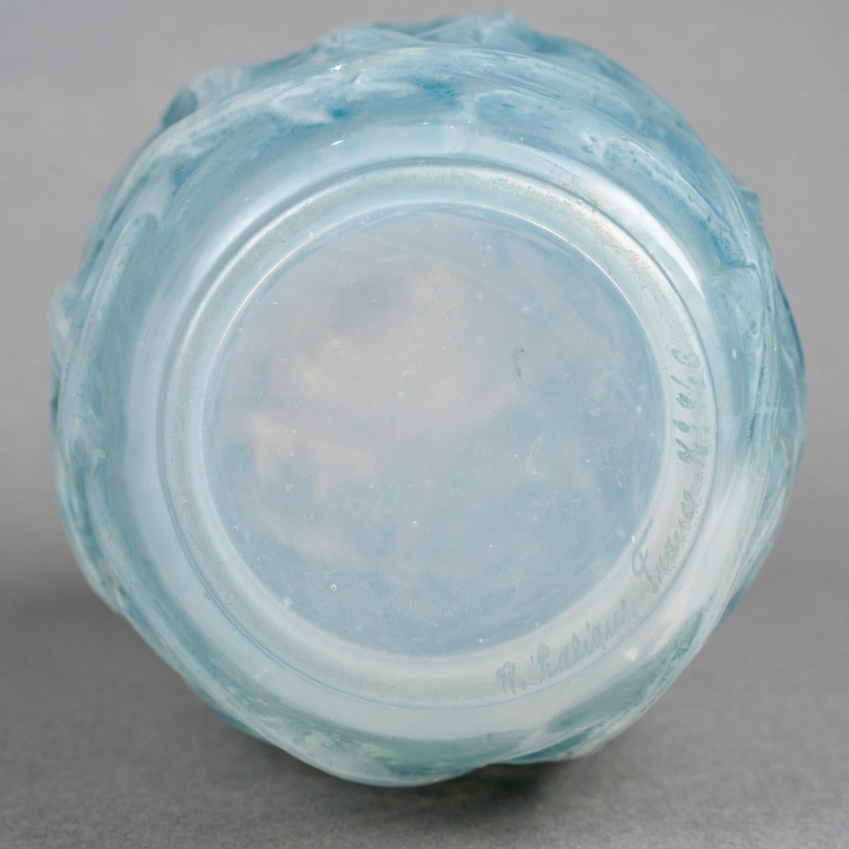 Inizio XX secolo 1921 René Lalique - Vaso Ronces in vetro opalescente incamiciato con patina blu in vendita