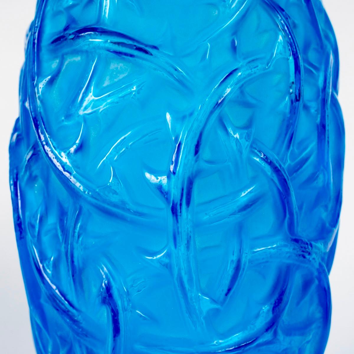 1921 René Lalique - Vase Ronces Electric Blue Glass with White Patina In Good Condition In Boulogne Billancourt, FR